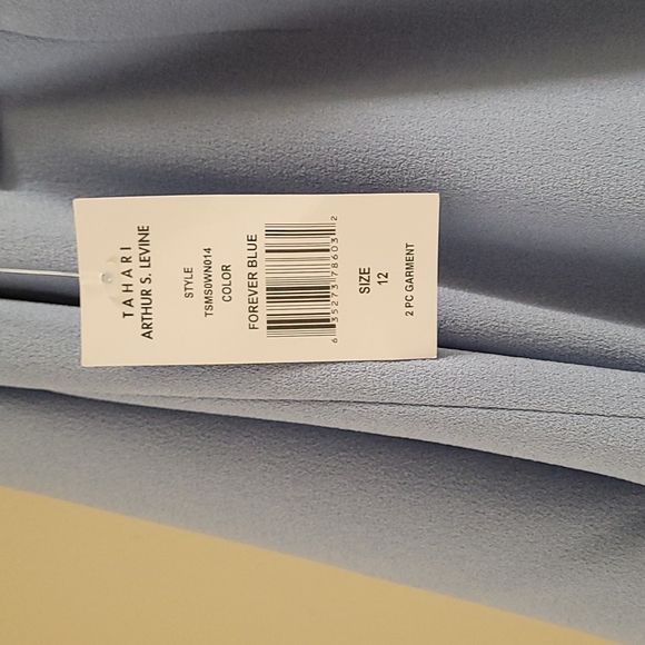 TAHARI  SUITS. - Picture 7 of 12